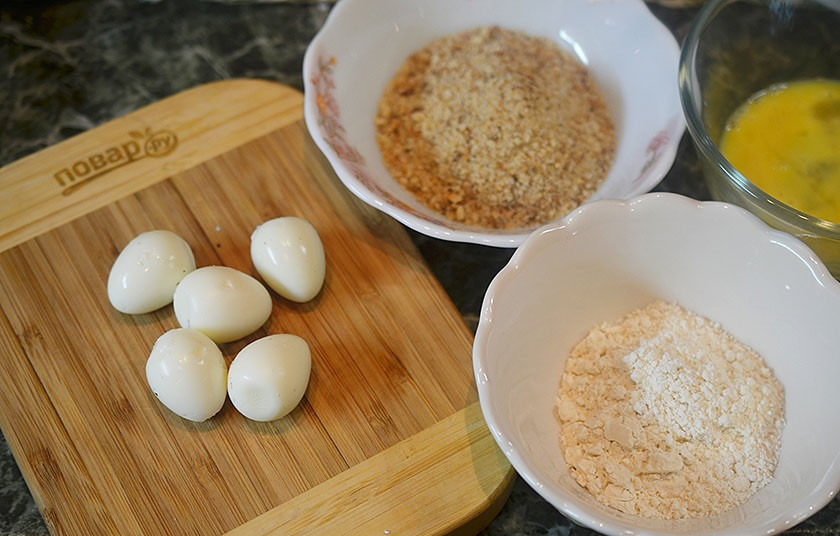 1. Этап. Котлеты Яйцо в шубке: 2. Подготовьте муку, панировочные сухари, куриные яйца слегка взбейте вилкой.