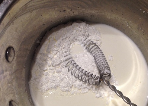 1. Этап. Леопардовый бриошь: 1. Смешиваем 250 мл молока с кукурузным крахмалом и варим на среднем огне до тех пор, пока смесь не загустеет.