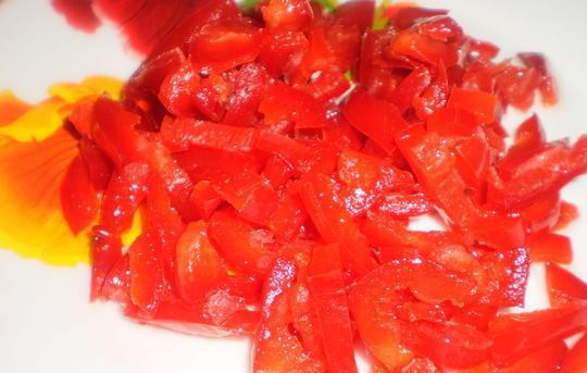 1. Этап. Салат на зиму из перца: Перец промываем под водой, удаляем семена и плодоножку. Нарезаем его на небольшие кусочки и обжариваем в большом количестве масла до мягкости.