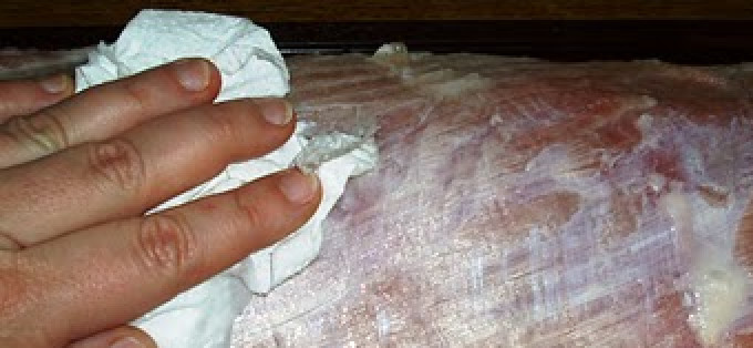 1. Этап. Вяленая свинина со специями: Через 14-26 часов нужно слить образовавшийся сок, а мясо промыть и обсушить.