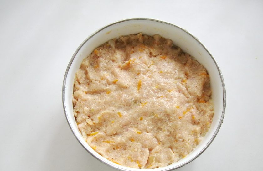 1. Этап. Кабачки фаршированные курицей в мультиварке: Фарш посолите по вкусу и перемешайте. Если он будет сухим, добавьте немного сметаны, майонеза или также бульона.