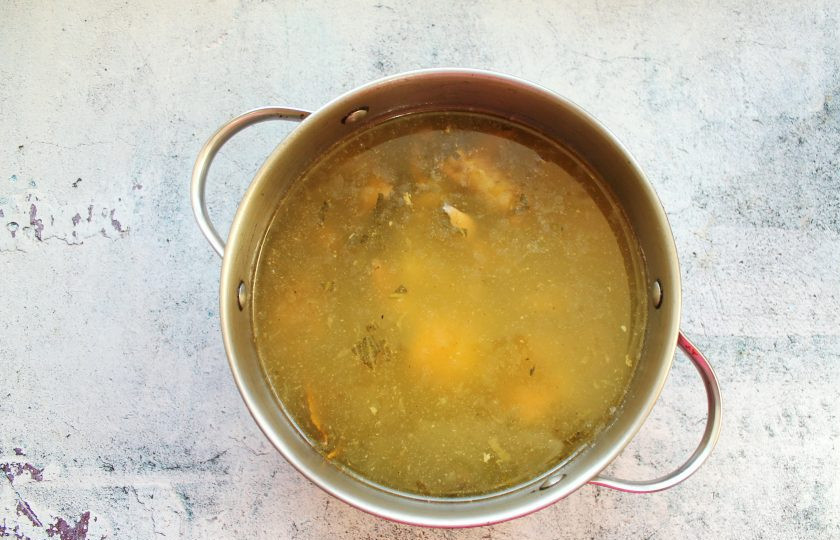 1. Этап. Щи из крошева с курицей: Добавьте лавровый лист, посолите, поперчите. Варите все в течение 10 минут. Снимите щи с огня, добавьте зелень и подавайте.