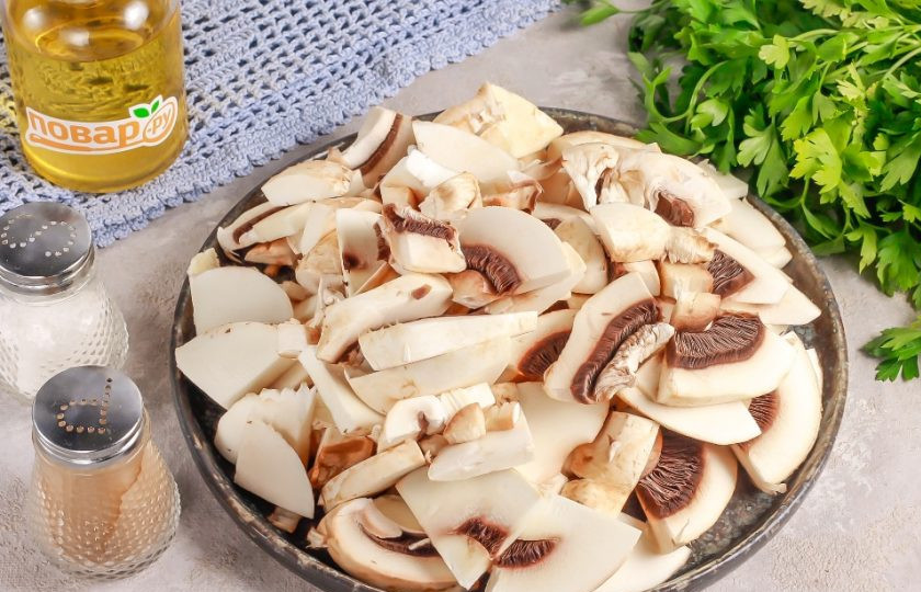 1. Этап. Жареные грибы: Нарежьте грибы крупными ломтиками. Так как грибная нарезка при жарке теряет примерно половину своего объема, а то и больше, то лучше всего нарезать грибы крупно. Если нарежете мелко, то после жарки получите грибное пюре!