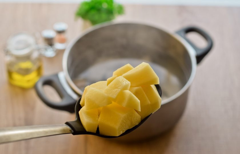 1. Этап. Рассольник с копченой колбасой и перловкой: Теперь очистите картофель и вымойте, нарежьте средними по размеру кубиками. Переложите картофель в бульон, варите еще 15 минут.