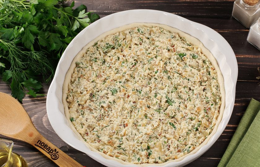 1. Этап. Деревенская пицца с творогом: Выложите начинку и разровняйте.