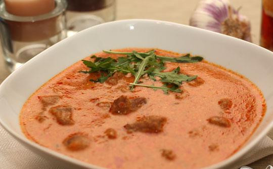 1. Этап. Гуляш из свиной шейки: 5. Хорошо размешиваем и доводим до кипения. Проверяем на соль и подаем к столу.