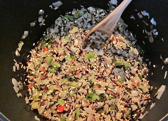 1. Этап. Салат с рисом: 2. Всыпаю смесь риса, перемешиваю и обжариваю 1-2 минуты (белый рис не добавляю).