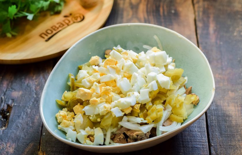 1. Этап. Салат Пассажирский: Куриные яйца заранее отварите и остудите, нарежьте кубиками и добавьте в салат.