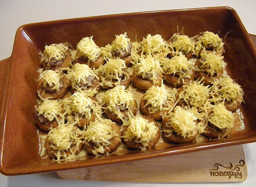 1. Этап. Бублики с фаршем в духовке: Когда бублики будут готовы, достаньте их из духовки и щедро покройте сыром. Снова отправьте их в духовку на 2-3 минуты для расплавления сыра.