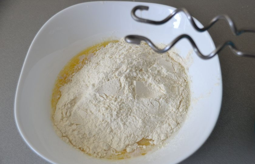 1. Этап. Булочки Бухтельн: Всыпьте смесь муки в молочно-масляную смесь, замесите тесто миксером с помощью насадки 