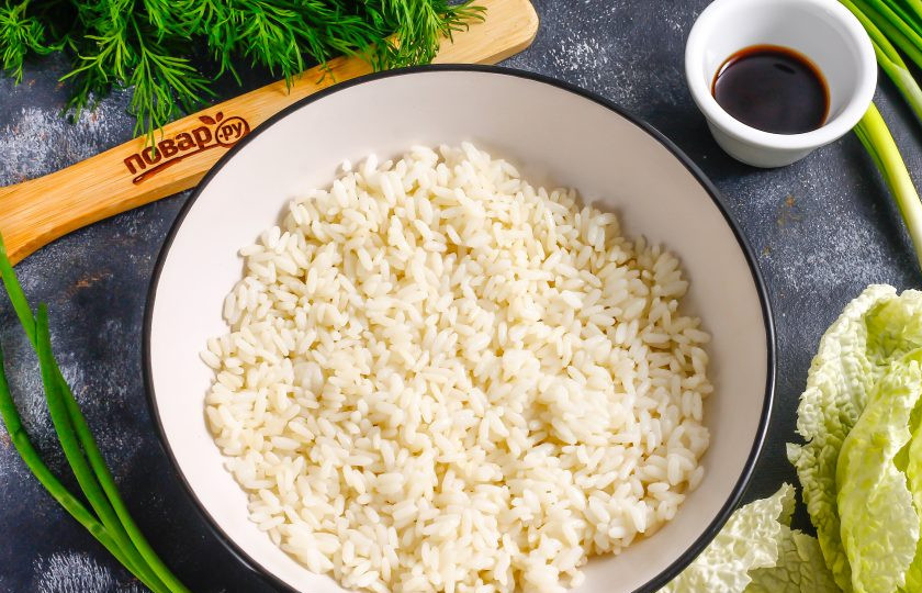 1. Этап. Поке: Выложите теплый рис в глубокую емкость, пиалу. Разровняйте.