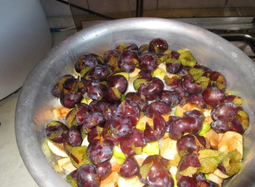 1. Этап. Варенье из сливы, яблока и апельсина: 1. Вымойте фрукты, удалите косточки из слив, апельсины используйте с кожурой, нарежьте их. Яблоки вместе с кожурой нарежьте крупно. Выложите все ингредиенты в большой таз или в кастрюлю.