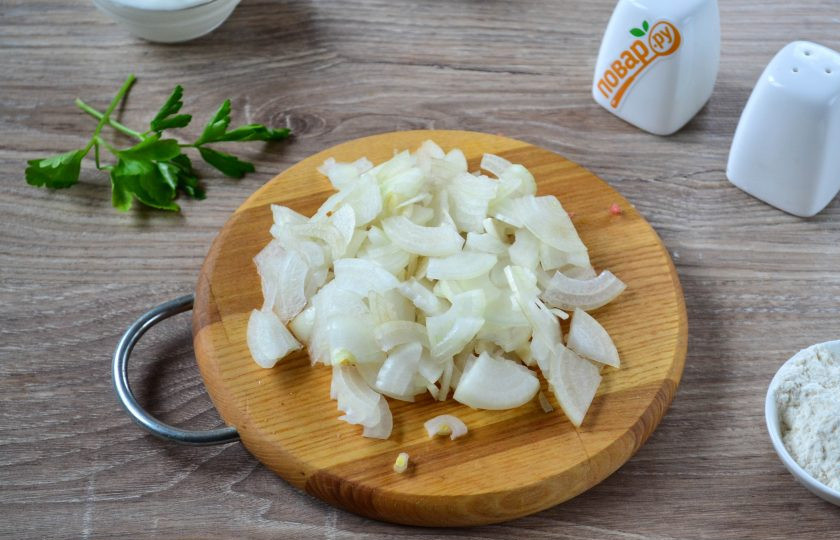 1. Этап. Классический бефстроганов из говядины: 4. Лук порежьте тонкими полукольцами или четвертькольцами, если лук крупный. Можно и кубиком мелким порезать.