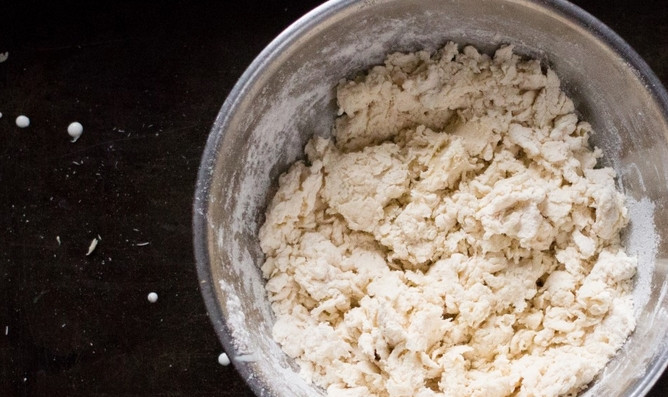 1. Этап. Булочки к завтраку: Качественно вымешиваем тесто до однородности.