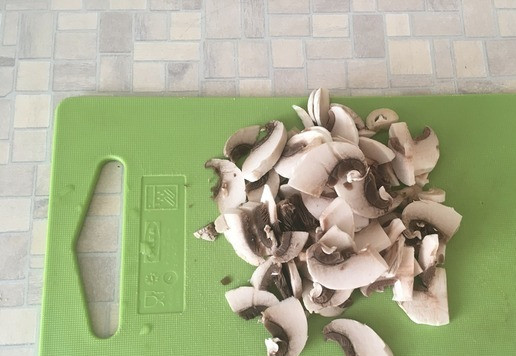 1. Этап. Грибной крем-суп: Шампиньоны почистить и нарезать