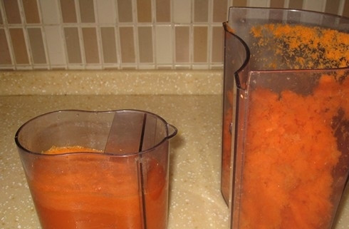 1. Этап. Овощные коктейли в блендере: 1. Очищаем и моем морковь, с помощью соковыжималки (если нет, то при помощи терки) выживаем сок в стакан.