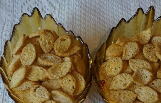 1. Этап. Салат с сухариками, курицей и помидорами: Поверх смазанных майонезом помидор выкладываем сухарики. У меня сухарики круглые и довольно большие по размеру. Поэтому я выкладывала их, как мозаику. если у вас сухарики полосочками - просто рассыпьте их равномерным слоем.