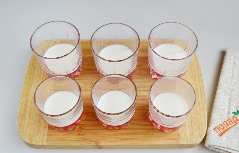 1. Этап. Слоеное желе в стаканчиках: 5. Чередуйте слои в любой последовательности, но каждый цветной слой отделяйте белым, тогда слои будут ярче и симпатичнее смотреться.