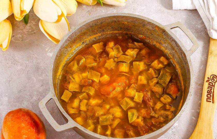 1. Этап. Кабачки в персиковом соке на зиму: Прогрейте остывшее лакомство еще раз до кипения.