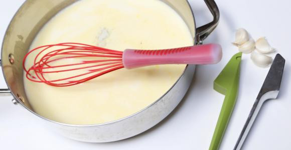 1. Этап. Спагетти Альфредо: Сливки взбивайте прямо на плите, следите, чтоб они не пригорели. Добавьте сливки.