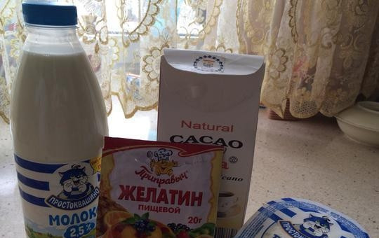 1. Этап. Творожное суфле с желатином: В набухший желатин добавьте какао, мёд и молоко. Перемешайте.