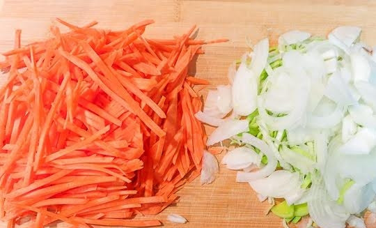 1. Этап. Борщ сибирский: 2. Когда эти два этапа позади можно приступать непосредственно к варке борща. Очистите лук и морковь, измельчите.