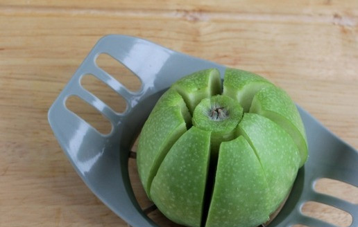 1. Этап. Голень индейки с яблоками: К голени идеально подходит яблоко, в котором удалите серединку и нарежьте на крупные дольки. При запекании яблоко распарится, будет похоже на яблочное пюре, но в тандеме с мясом индейки это будет изумительно вкусно.