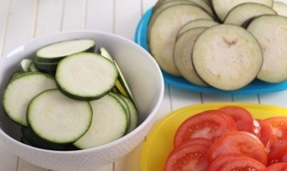 1. Этап. Рататуй в духовке: Баклажаны, оставшиеся помидоры и кабачок помойте и нарежьте кружками.