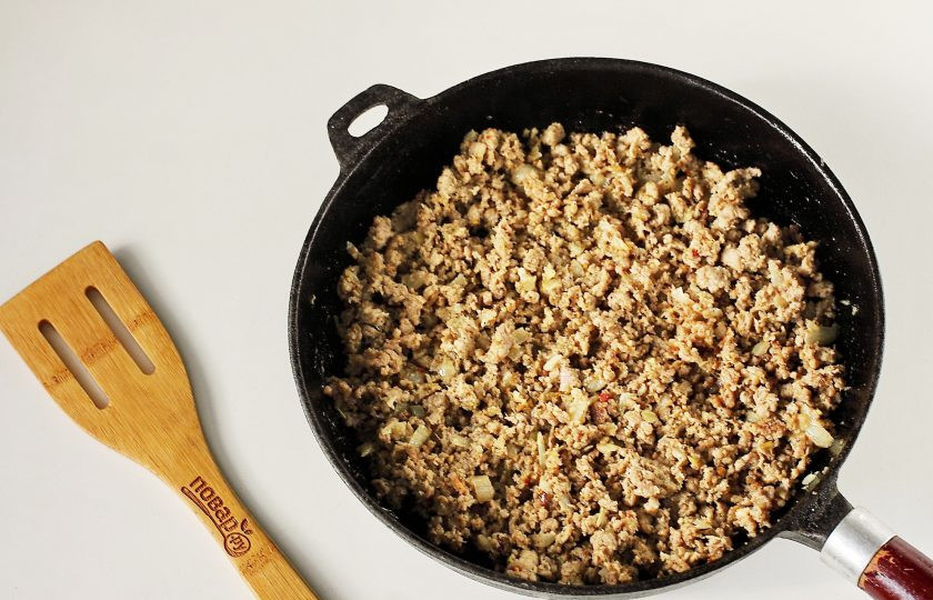 1. Этап. Узбекская лепешка с мясом: Для начинки обжарьте лук до мягкости, добавьте фарш, соль по вкусу и специи и обжарьте все вместе до полной готовности.