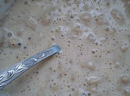 1. Этап. Булочки из дрожжевого теста с сахаром: 1. Для опары в миску вливаю теплую воду, бросаю дрожжи, 1 чайную ложку сахара, 1 столовую ложку муки, хорошенько перемешиваю и оставляю при комнатной температуре на 15 минут.