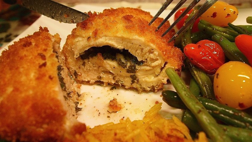 1. Этап. Самые ленивые Котлеты по-киевски: 9. Подавайте котлеты с гарниром из риса и овощным салатом. Приятного аппетита!