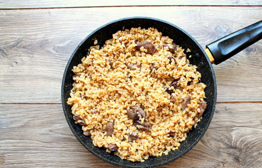 1. Этап. Булгур с куриными сердечками: Закройте сковороду крышкой, убавьте огонь и готовьте в течение 30 минут на медленном огне. Следите, чтобы все не пригорело.
