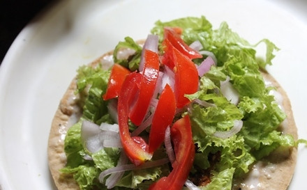 1. Этап. Шаверма дома: 15. Добавьте нарезанный салат, лук и томаты.