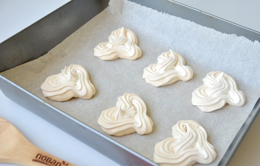 1. Этап. Меренги-сердечки с мороженым: 6. Сушите меренги на верхней полке при 90-100 градусах в течении 1-1,5 часа с приоткрытой дверцей духовки. У меня получилось два противня по 6 штучек. Если сделать сердечки меньшего размера, то их будет больше.