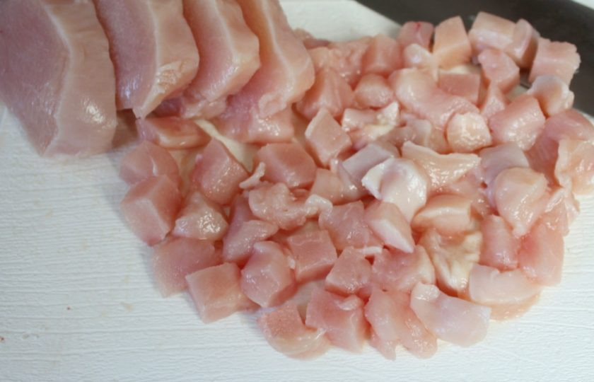 1. Этап. Салат из помидор с курицей и сыром: Куриную грудку нарезаем небольшими кусочками и обжариваем на растительном масле.