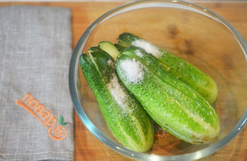 1. Этап. Огурцы по-корейски на закуску: 2 Обильно посолите и оставьте на 10 минут.