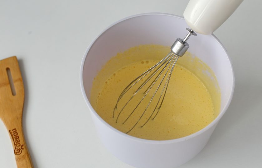 1. Этап. Йогуртовый пирог с бананами: Яйца взбейте с сахаром и ванилином.