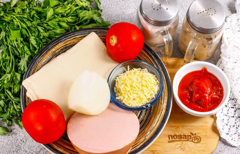 1. Этап. Пицца с колбасой из слоеного теста: Подготовьте указанные ингредиенты. Можно добавить маслины или оливки, майонез и другие ингредиенты по своему вкусу, помимо основных.