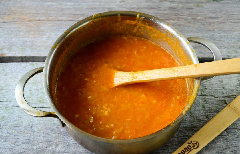 1. Этап. Кабачковая икра с майонезом на зиму: За 5 минут до конца варки влейте уксус и перемешайте.