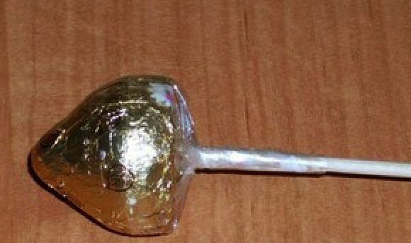 1. Этап. Букет из конфет для девочки: 4. Займемся сердцевиной. Это просто - на шпажку двусторонним скотчем лепим конфету прямо в обертке.