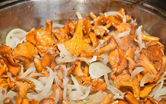 1. Этап. Картофель отварной с грибами: 5. Когда из грибов выйдет основная жидкость, а лук станет прозрачным, соедините их в одной сковороде.