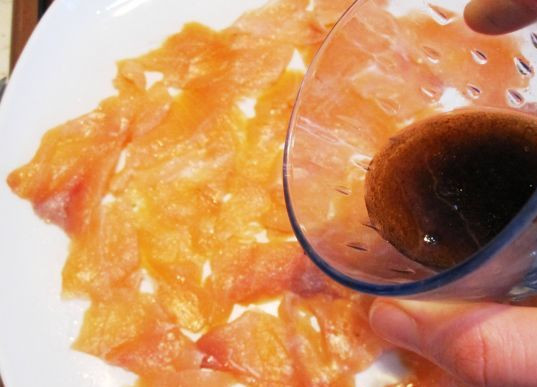 1. Этап. Карпаччо из семги: Приготовленной смесью поливаем тонко нарезанную рыбу.