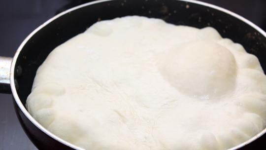 1. Этап. Хачапури по-тбилисски: В сковороду наливаем немножко растительного масла. Кладем в нее наш пирог швом вниз. Накрываем сковороду крышкой и на медленном огне готовим около 7-8 минут.