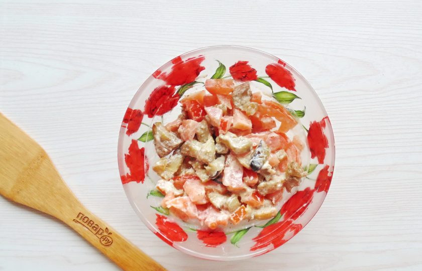 1. Этап. Салат Лора с баклажанами: Посолите, поперчите и перемешайте. Салат 