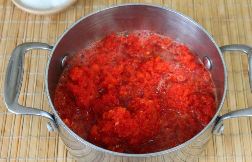 1. Этап. Баклажаны по-херсонски: Подготовленные овощи пропускаем через мясорубку.