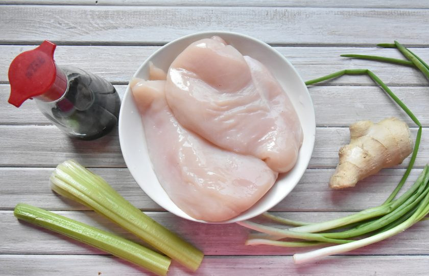 1. Этап. Момо с курицей: Пока тесто отдыхает займитесь приготовлением начинки для момо. Для этого подготовьте филе куриной грудки, сельдерей, зеленый лук, корень имбиря, соль, перец и соевый соус. В начинку можно добавить зелень кинзы и любимые специи.