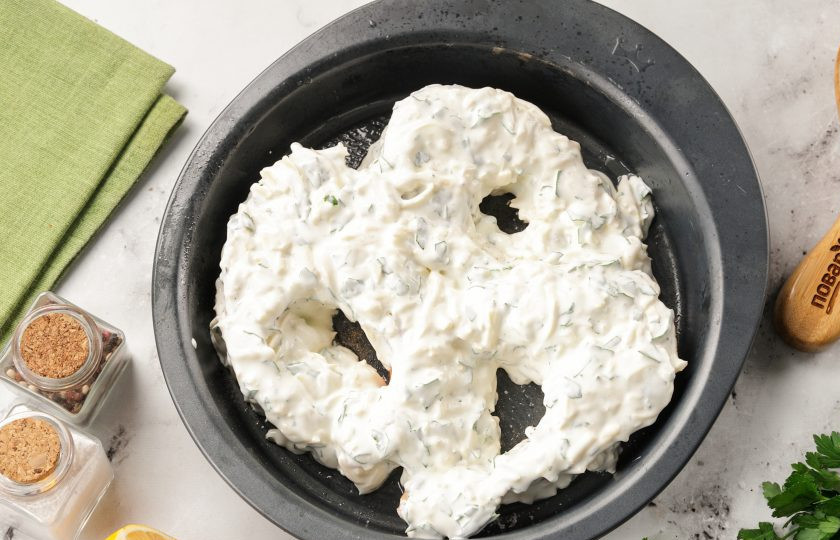 1. Этап. Форель запечённая в сырном соусе: Покройте рыбу равномерно соусом и запекайте в духовке при температуре 200 градусов 20 минут.