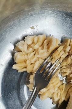 1. Этап. Бананово-ореховое печенье с изюмом: Банан очистить и при помощи вилки измельчить в пюре.