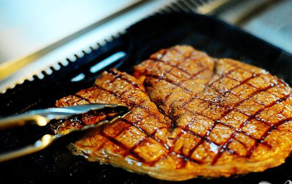 1. Этап. Говядина с лапшой по-азиатски: 1. Мелко нарубить чеснок. Приправить говядину с обеих сторон перцем и солью. Обжарить на сковороде или на гриле до средней прожарки. Снять с огня и отложить в сторону.