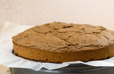 1. Этап. Австрийский торт Захер: Запекайте бисквит в духовке в течение 30 минут. Затем полностью остудите его и разрежьте на две части.